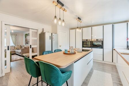 Holmefield Gardens, 4 bedroom Mid Terrace House for sale, £290,000