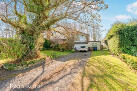 Pennine Grove, 4 bedroom Detached House for sale, £475,000