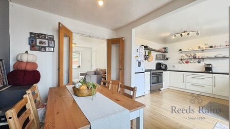 3 bedroom Mid Terrace House for sale