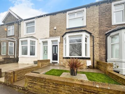 Colne Road, 3 bedroom Mid Terrace House to rent, &pound;995 pcm