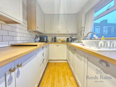2 bedroom Mid Terrace House for sale