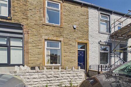 3 bedroom Mid Terrace House for sale