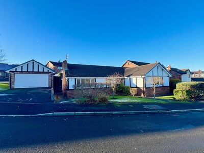 Leigh Close, 3 bedroom Detached Bungalow for sale, £375,000