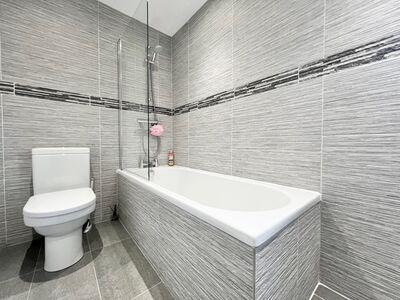 Lodge Side, 4 bedroom Detached House for sale, £575,000