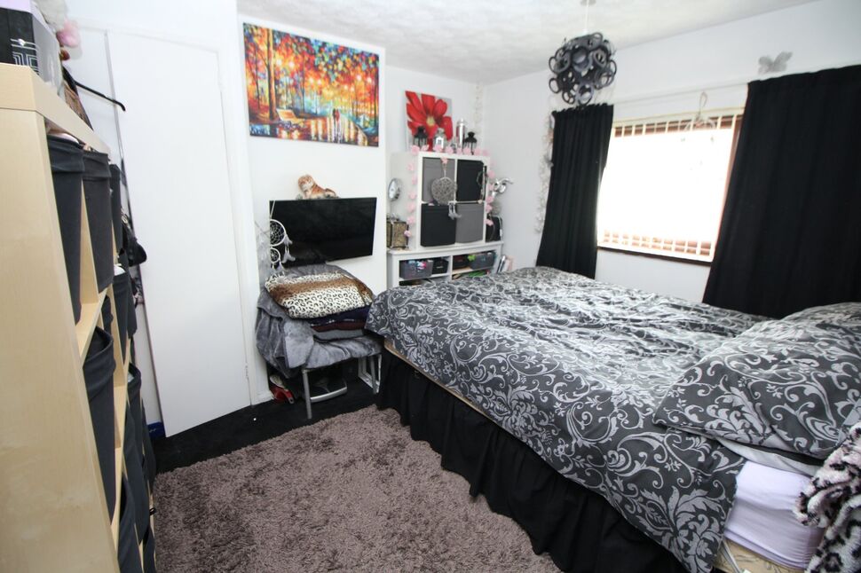 3 bedroom Mid Terrace House for sale, Coronation Road, Carrickfergus, BT38 £105,000