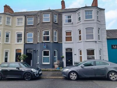 5 bedroom Mid Terrace House for sale