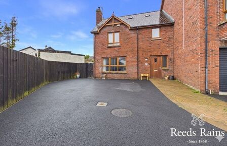 3 bedroom End Terrace House for sale
