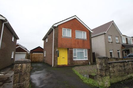 Downshire Road, 3 bedroom Detached House to rent, &pound;1,000 pcm