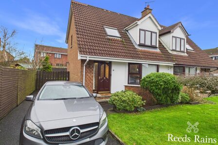 Hillview Drive, 3 bedroom Semi Detached House for sale, &pound;179,950