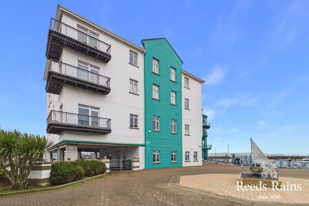 Quayside, 3 bedroom Flat for sale, &pound;325,000