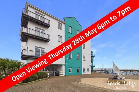 3 bedroom Flat for sale