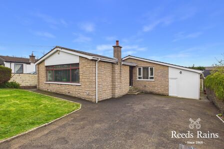 Donegall Crescent, 4 bedroom Detached Bungalow for sale, &pound;285,000