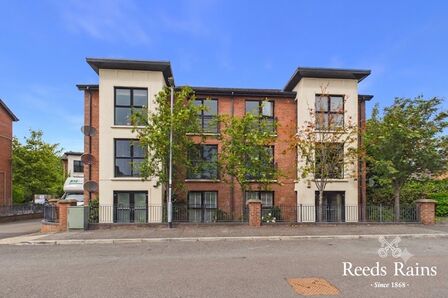 2 bedroom Flat for sale