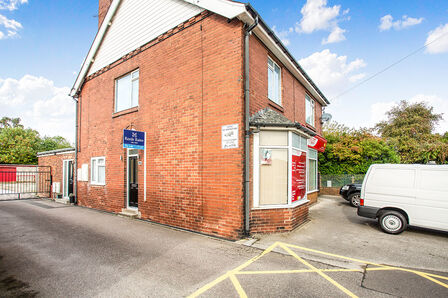 Poplar Avenue, 3 bedroom  Flat to rent, £725 pcm