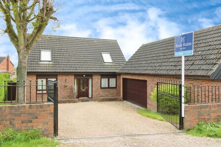 Hillcrest Drive, 4 bedroom Detached House for sale, £315,000