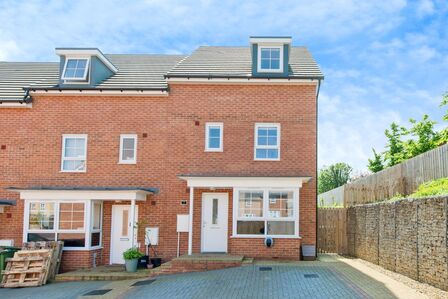 Blands Court, 4 bedroom End Terrace House for sale, £325,000