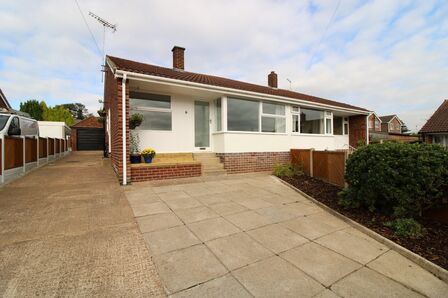 Acacia Close, 2 bedroom Semi Detached Bungalow to rent, £1,000 pcm