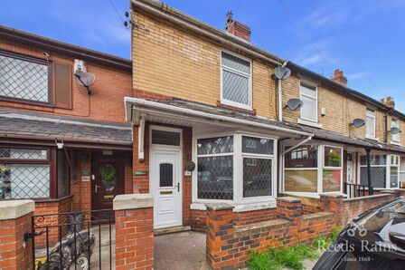 3 bedroom Mid Terrace House for sale