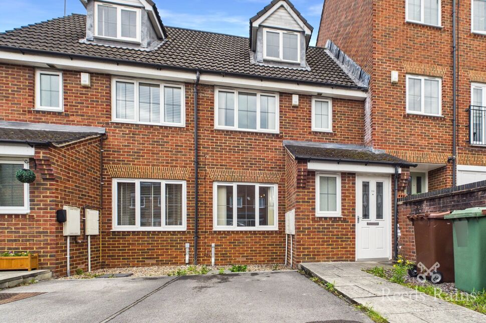 Main image of 3 bedroom Semi Detached House to rent, Deans Court, Pontefract, West Yorkshire, WF8