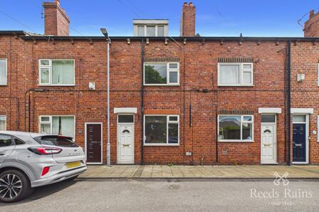 4 bedroom Mid Terrace House to rent