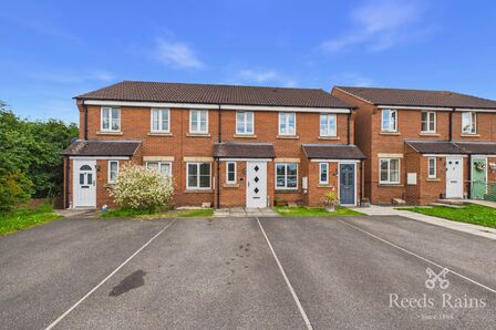 2 bedroom Mid Terrace House for sale
