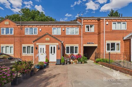 3 bedroom Mid Terrace House for sale