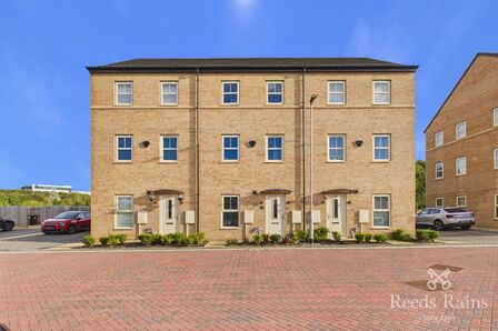 2 bedroom Mid Terrace House for sale