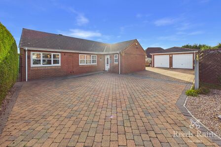 Aire Valley Mount, 4 bedroom Detached Bungalow for sale, &pound;450,000