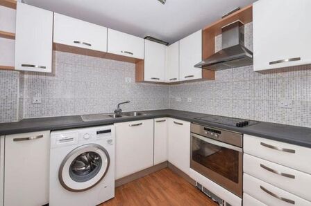 Croydon Road, 2 bedroom  Flat to rent, £1,400 pcm