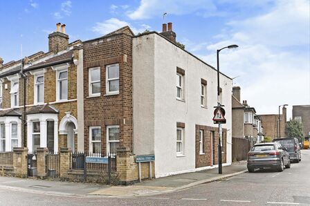 Wildfell Road, 2 bedroom End Terrace House to rent, £1,750 pcm