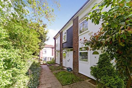 Vineyard Close, 2 bedroom Mid Terrace House for sale, &pound;450,000