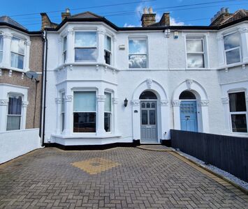 4 bedroom Mid Terrace House for sale