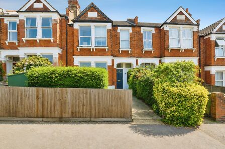 Faversham Road, 4 bedroom Flat for sale, &pound;350,000