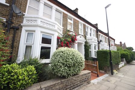 Holmesley Road, 2 bedroom  Flat to rent, £1,750 pcm