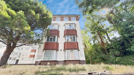Lewisham Road, 2 bedroom  Flat for sale, £240,000