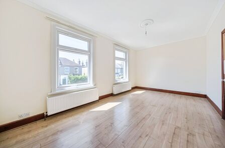 Sandurst Road, 3 bedroom Mid Terrace House for sale, £425,000