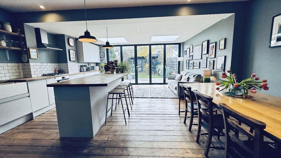 5 bedroom Mid Terrace House for sale