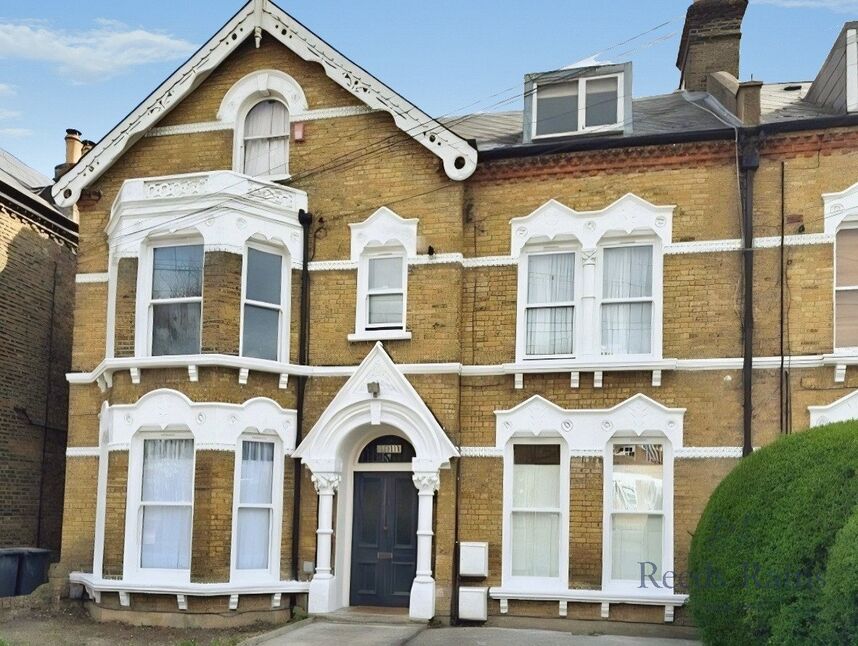 2 bedroom Flat for sale