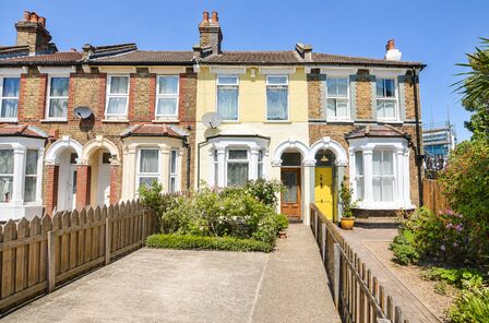 3 bedroom Mid Terrace House for sale