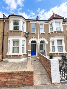 Medusa Road, 2 bedroom Flat to rent, &pound;1,750 pcm