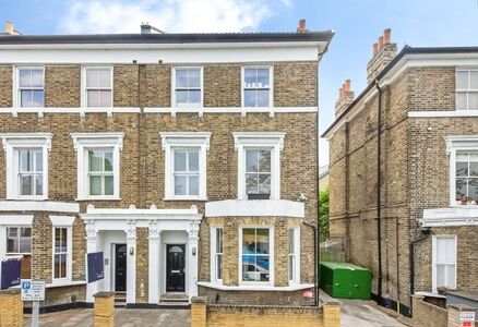 Albion Way, 1 bedroom Semi Detached Flat for sale, &pound;300,000