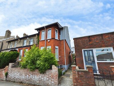 Moorfield Road, 3 bedroom End Terrace House to rent, &pound;2,400 pcm