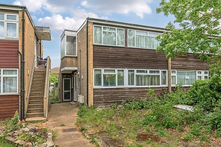 Baring Road, 2 bedroom Semi Detached Flat for sale, &pound;250,000