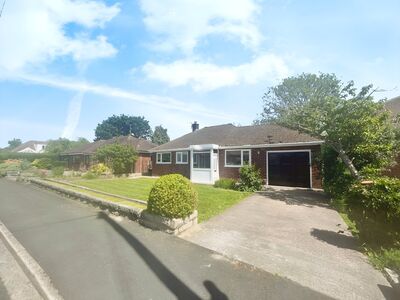 Roundway, 2 bedroom Detached Bungalow to rent, £1,400 pcm