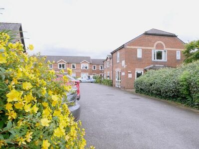 Gatley Green, 1 bedroom  Flat for sale, £110,000