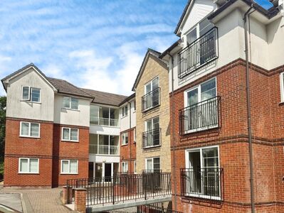 Hollyhedge Road, 2 bedroom  Flat for sale, £150,000