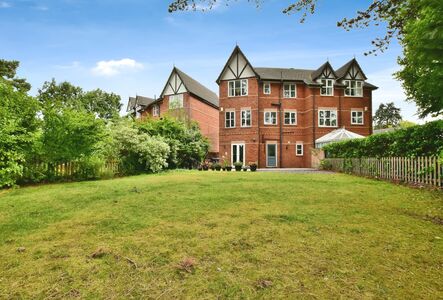 4 bedroom Mid Terrace House for sale