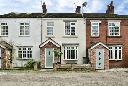 2 bedroom Mid Terrace House for sale