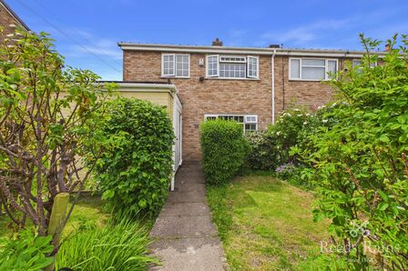 3 bedroom Mid Terrace House for sale