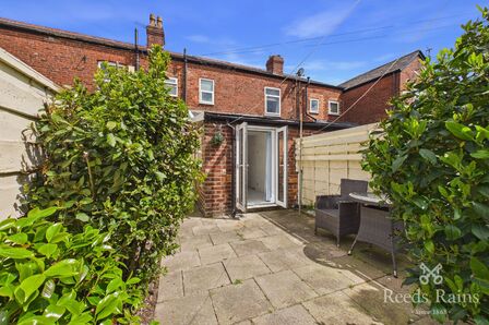 2 bedroom Mid Terrace House for sale